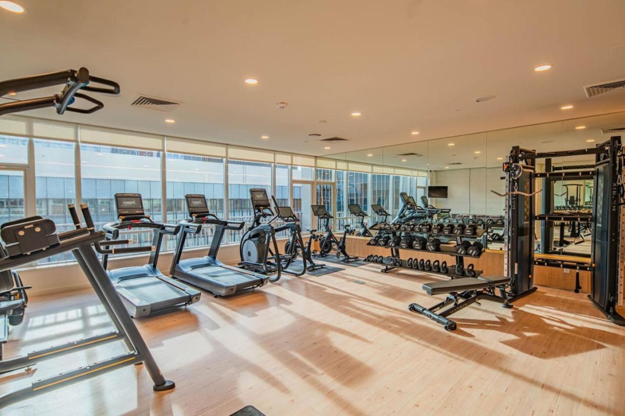 Modern 1br Dt Highrise, Gym, Parking, Pool, W-d, Golf Apartemen