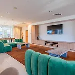 Modern 1Br Dt Highrise, Gym, Parking, Pool, W-D, Golf