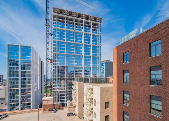 Modern 1Br Dt Highrise, Gym, Parking, Pool, W-D, Golf