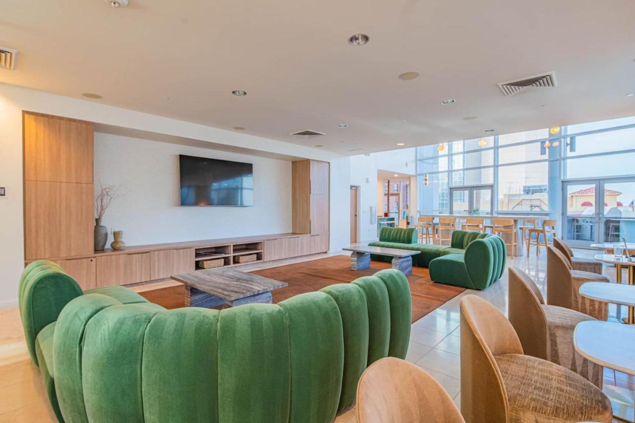 Apartemen Modern 1br Dt Highrise, Gym, Parking, Pool, W-d, Golf Phoenix