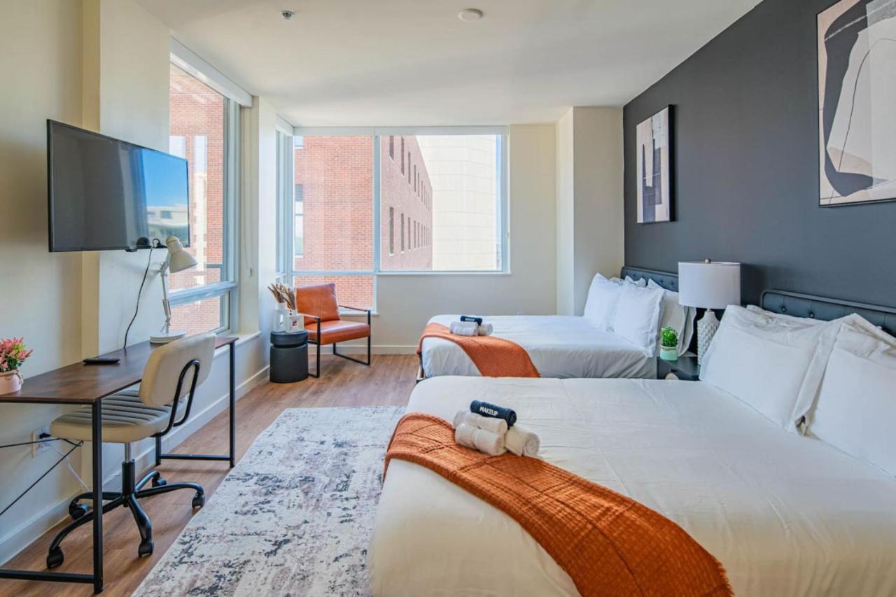 Modern 1br Dt Highrise, Gym, Parking, Pool, W-d, Golf *