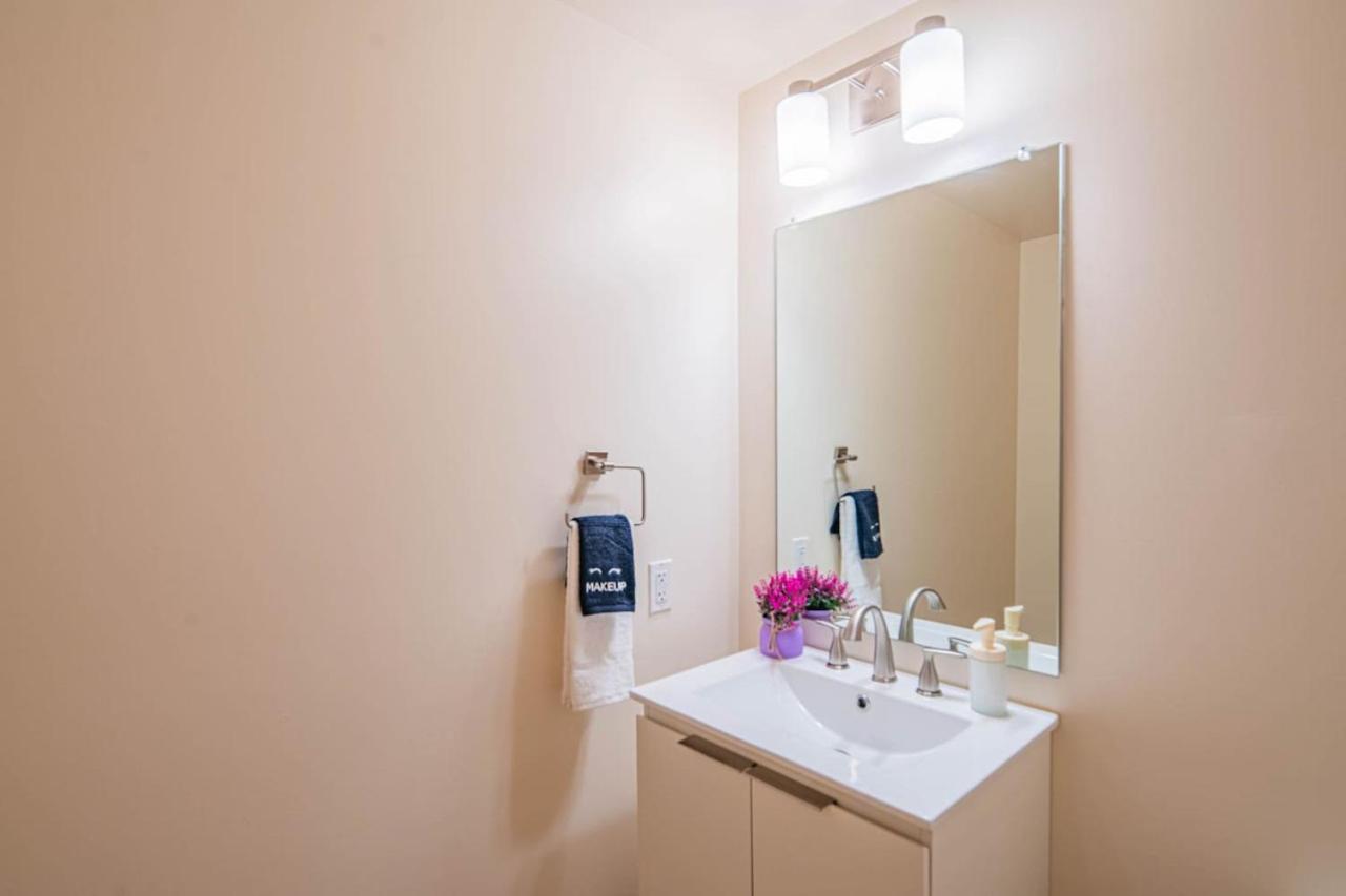 Modern 1br Dt Highrise, Gym, Parking, Pool, W-d, Golf *