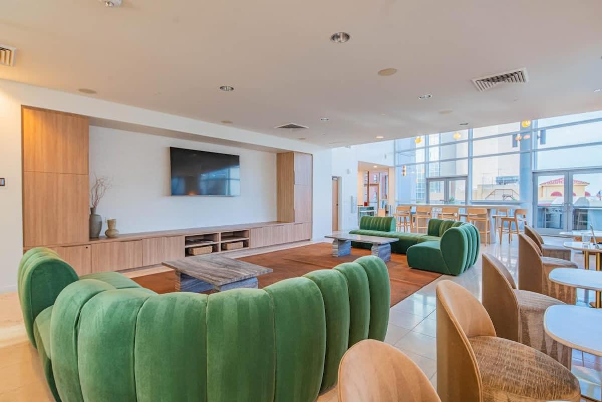Modern 1br Dt Highrise, Gym, Parking, Pool, W-d, Golf Apartemen