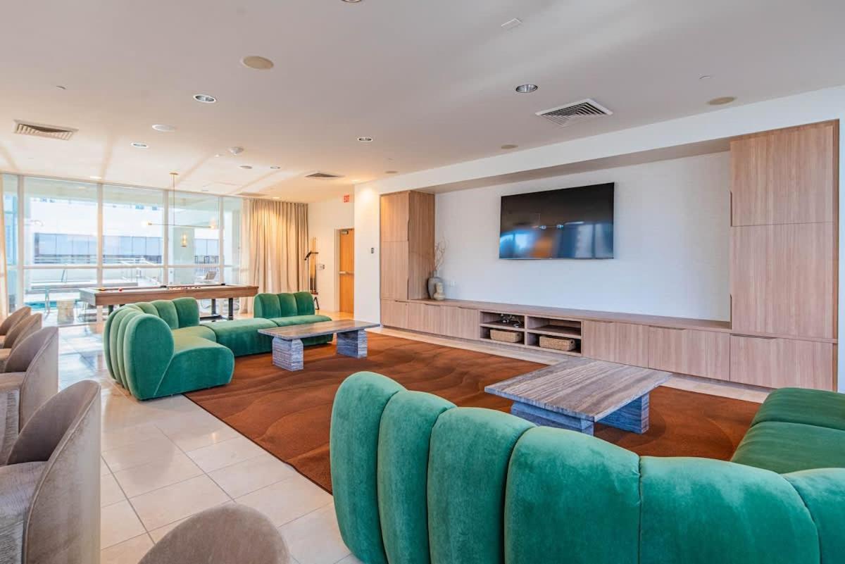 Apartemen Modern 1br Dt Highrise, Gym, Parking, Pool, W-d, Golf