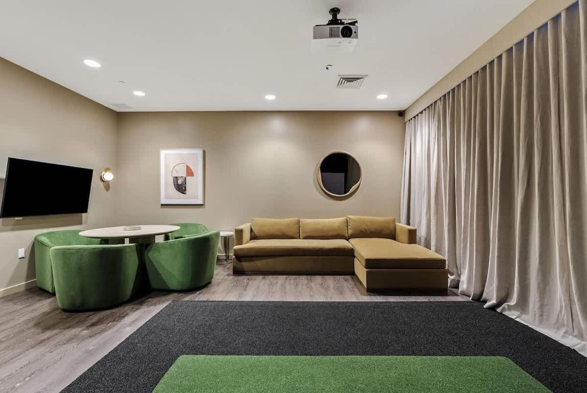 Modern 1br Dt Highrise, Gym, Parking, Pool, W-d, Golf Phoenix