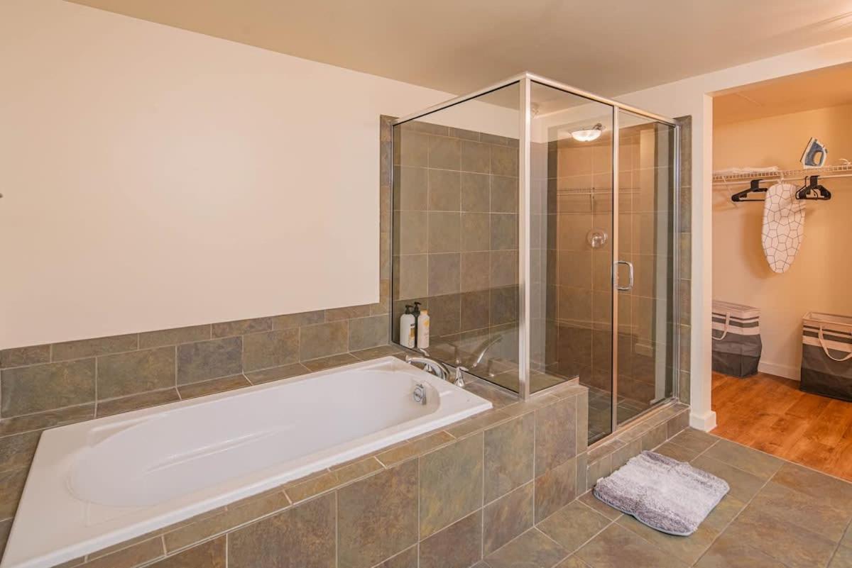 Modern 1br Dt Highrise, Gym, Parking, Pool, W-d, Golf * Phoenix