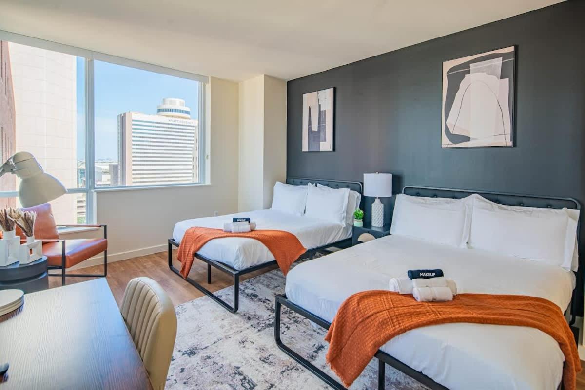 Modern 1br Dt Highrise, Gym, Parking, Pool, W-d, Golf *