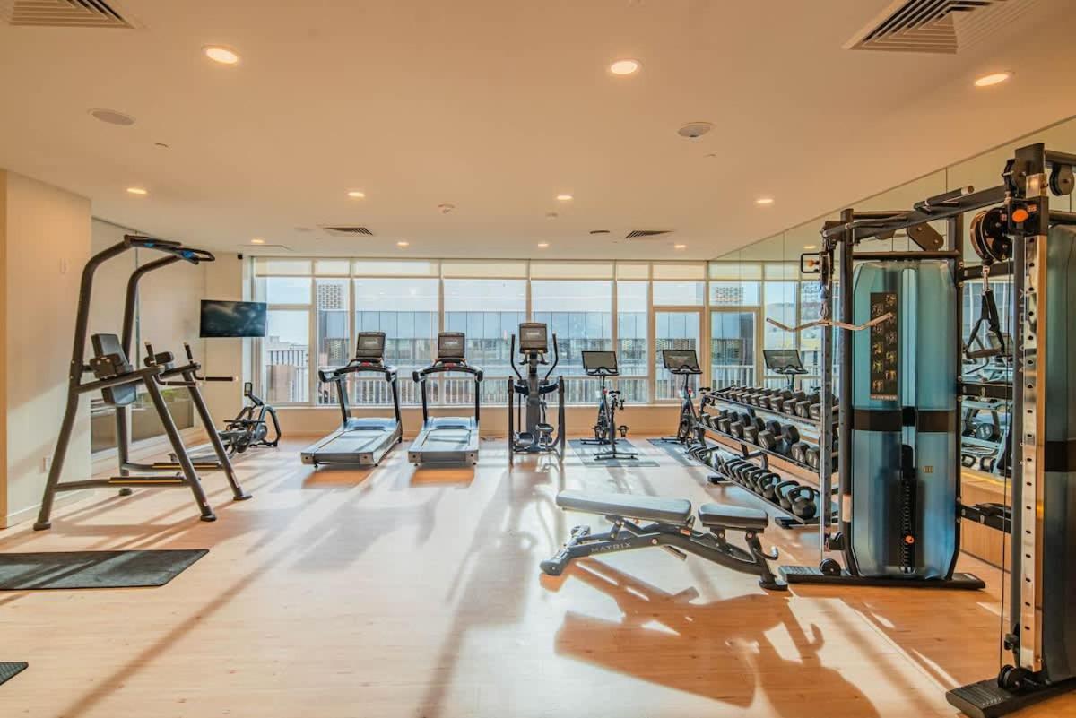 Modern 1br Dt Highrise, Gym, Parking, Pool, W-d, Golf