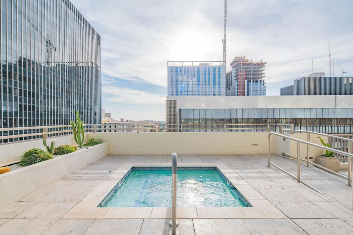Modern 1br Dt Highrise, Gym, Parking, Pool, W-d, Golf * Phoenix