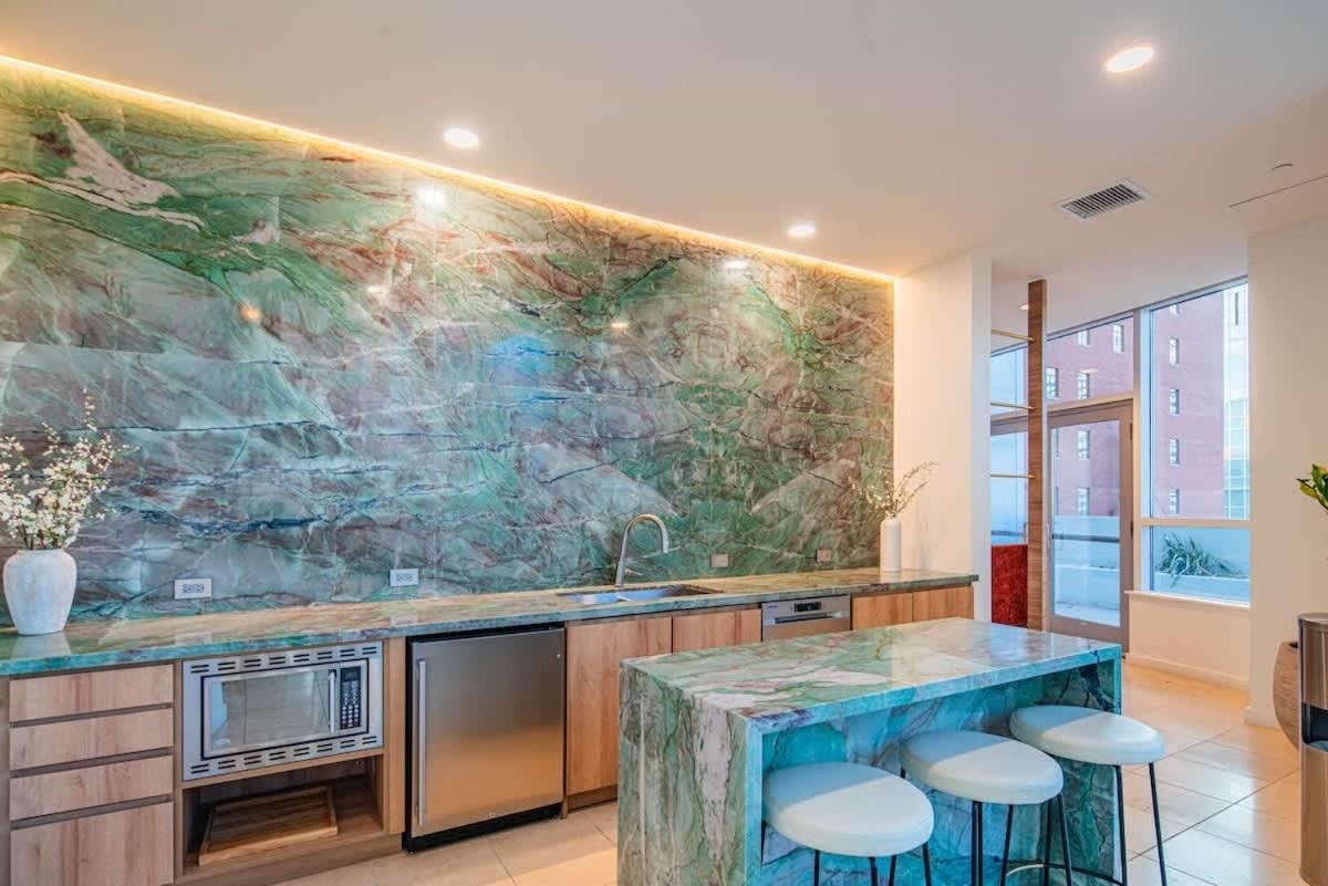 Apartemen Modern 1br Dt Highrise, Gym, Parking, Pool, W-d, Golf Phoenix