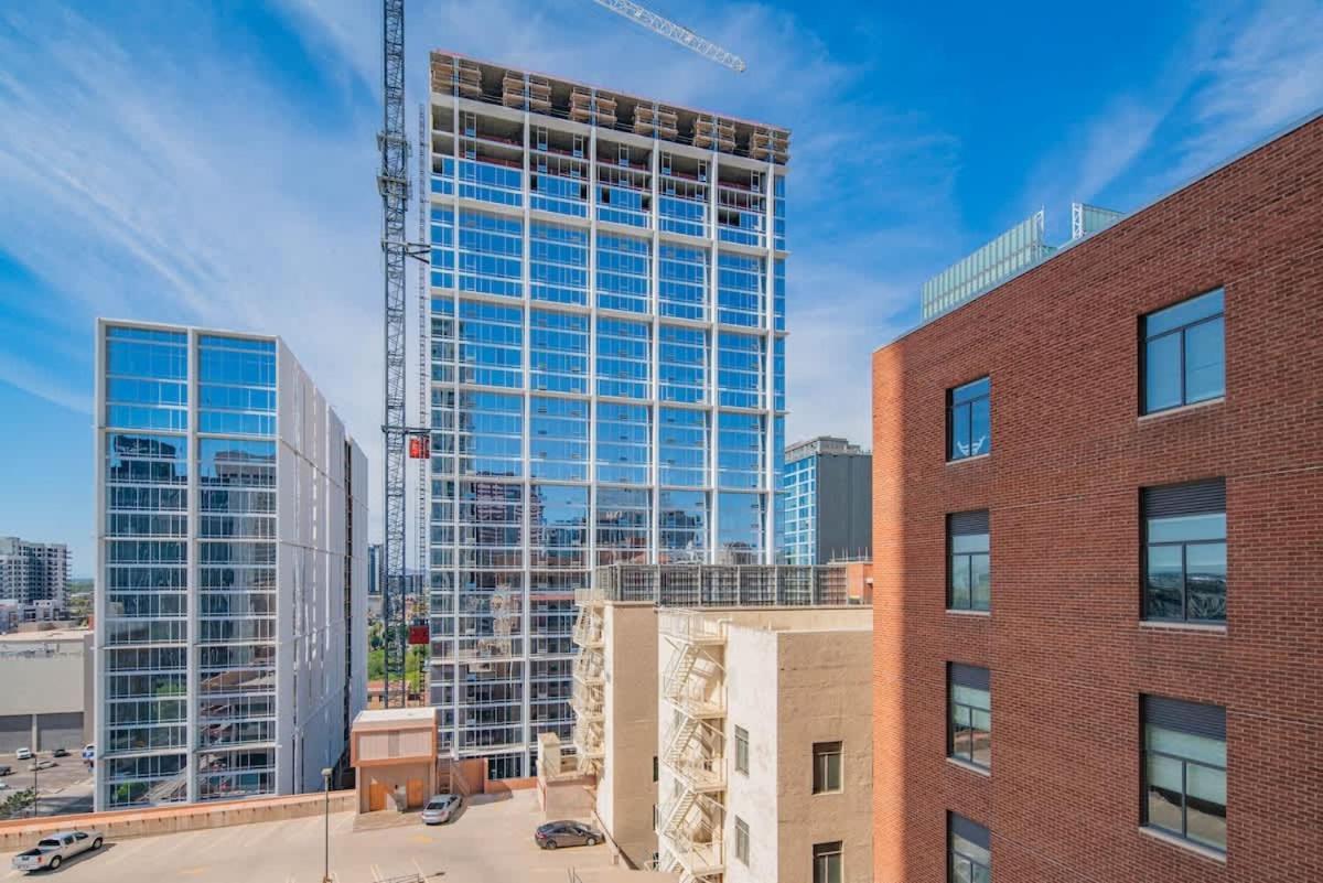 Modern 1br Dt Highrise, Gym, Parking, Pool, W-d, Golf